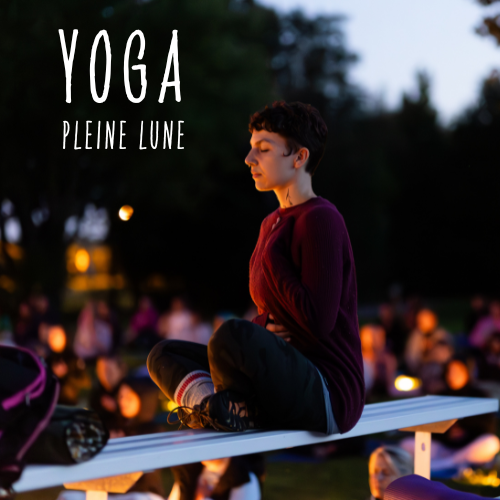 Une femme en position lotus sur un banc en soirée