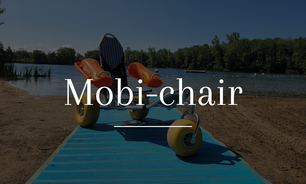 Une enfant tenant une poisson attrapée en pêche blanche