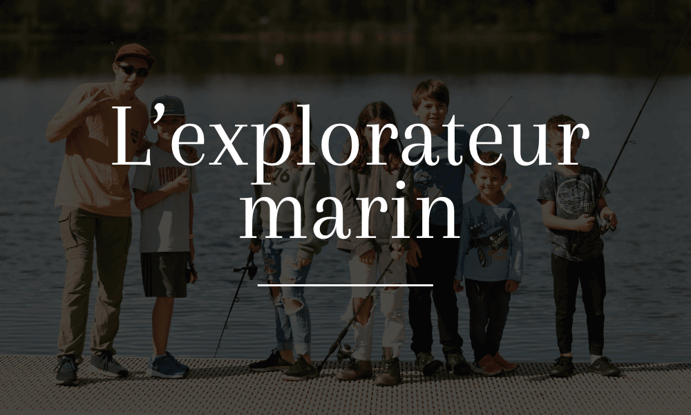 texte l'explorateur marin sur un fond d'une photo d'enfant sur un quai avec leur cannes à pêche